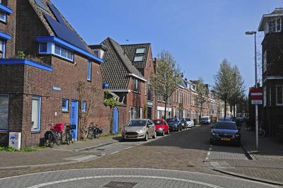 900166 Gezicht in de Potgieterstraat te Utrecht, met de huizen Potgieterstraat 43 (links) -lager.